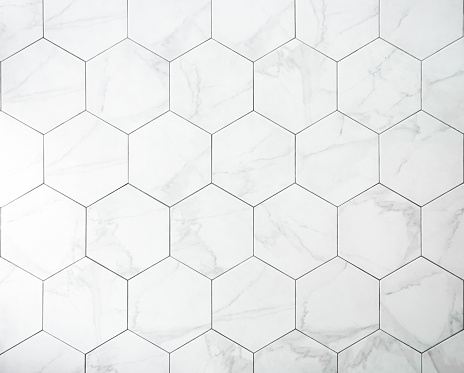 Azulejos. Una pared de mármol blanco con azulejos hexagonales para textura y fondo. photo
