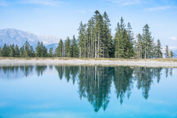 widok na krajobraz jeziora górskiego - spring wetterstein mountains water river zdjęcia i obrazy z banku zdjęć