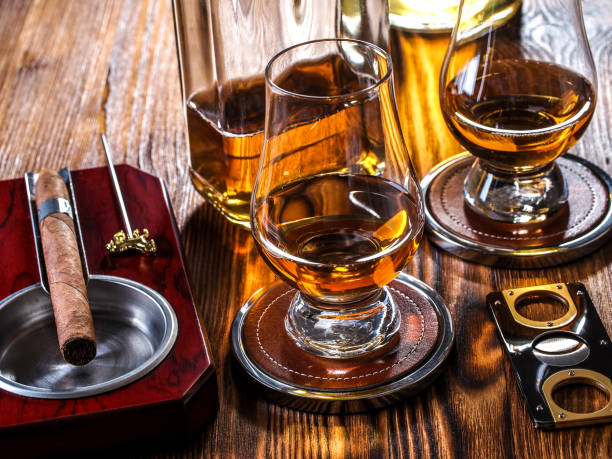 whisky et cigares - cigar whisky bar cognac photos et images de collection
