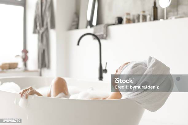 Schöne Frau Entspannenden In Der Badewanne Stockfoto und mehr Bilder von Badewanne - Badewanne, Frauen, Entspannung