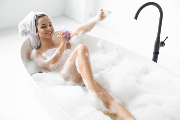 entspannendes bad - bathtub women relaxation bathroom stock-fotos und bilder