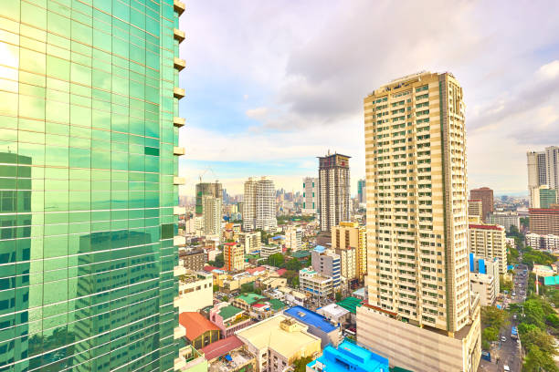 skyline della baia di manila - manila apartment poverty slum foto e immagini stock