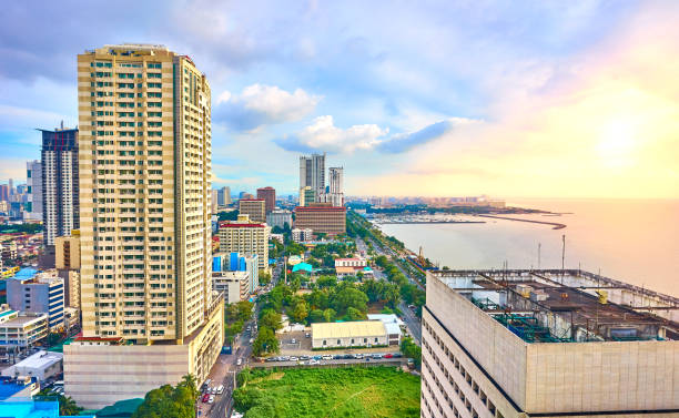 skyline della baia di manila - manila apartment poverty slum foto e immagini stock