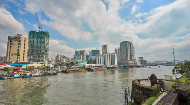 skyline da baía de manila - manila apartment poverty slum - fotografias e filmes do acervo