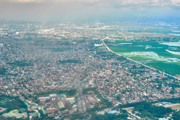 vista con i droni delle baraccopoli in metro manila - filippine - manila apartment poverty slum foto e immagini stock