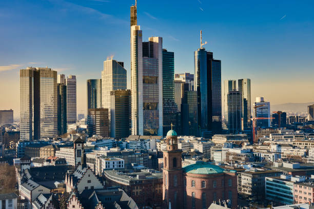 die ehrwürdige paulskirche am rande der altstadt vor den prachtvollen wolkenkratzern des bankenviertels - venerable stock-fotos und bilder