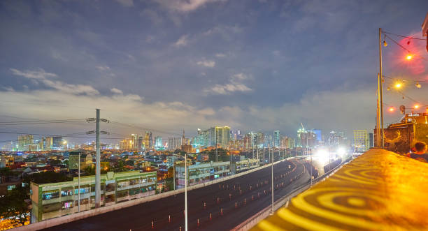 skyline di metro manila di notte - manila apartment poverty slum foto e immagini stock