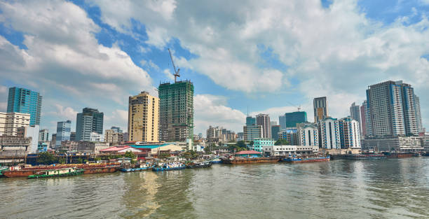 skyline della baia di manila - manila apartment poverty slum foto e immagini stock