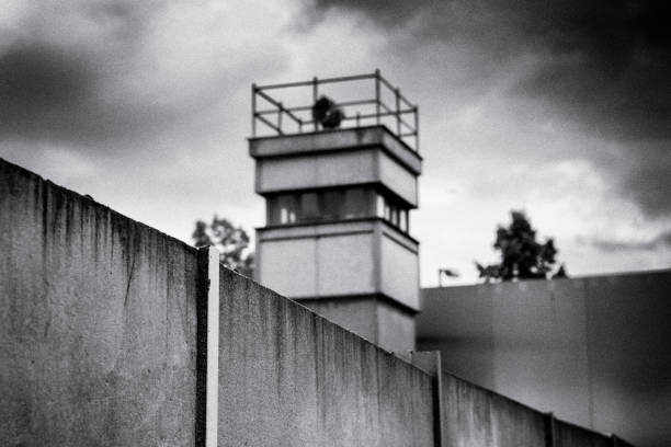 柏林牆後面的黑白瞭望塔。 - 柏林圍牆 個照片及圖片檔