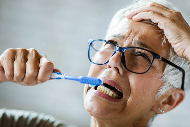 о нет, я должен почистить зубы! - brushing teeth healthcare and medicine cleaning distraught стоковые фото и изображения