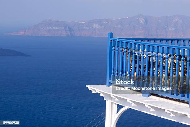 Fira Na Santorini Grecja W Cyclades - zdjęcia stockowe i więcej obrazów Architektura - Architektura, Balkon, Bez ludzi