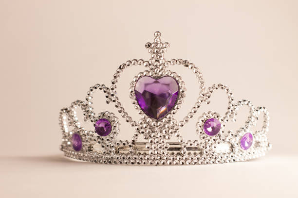 coroa de prata com diamantes do coração violeta isolados no fundo claro. faixa de cristal roxo. tiara pequena fêmea da falta. - beauty contest tiara crown wedding - fotografias e filmes do acervo