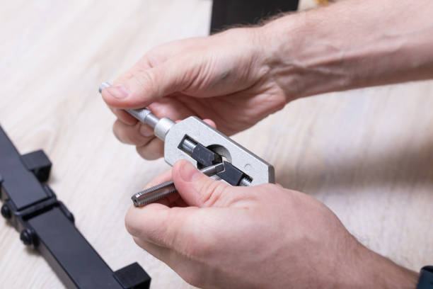 人間は機械的な手工具を使用します。 - hand drill hand tool screwdriver drill ストックフォトと画像