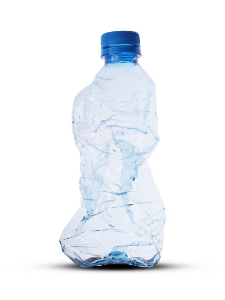 пластиковая дробленая бутылка - water bottle cold purified water стоковые фото и изображения