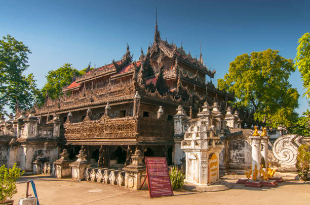 templo shwenandaw kyaung o monasterio del palacio de oro en mandalay, myanmar. - shwenandaw fotografías e imágenes de stock