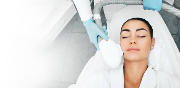 ELOS rejuvenation technology for removes brown spots. Procedure of skin rejuvenation, view from above ELOS rejuvenation technology for removes brown spots. Procedure of skin rejuvenation, view from above beautician photos stock pictures, royalty-free photos & images