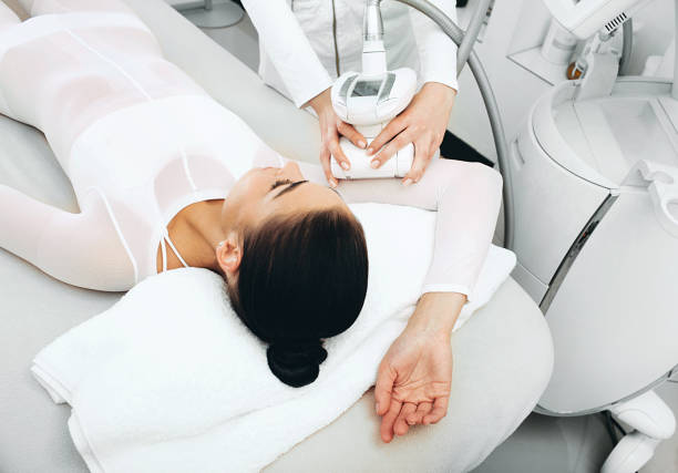 kosmetikerin macht lpg-massage auf der hand einer schönen frau. entfernen von schlaffer haut am arm und entfernen von cilulitis - cellulite beauty treatment health spa lpg stock-fotos und bilder