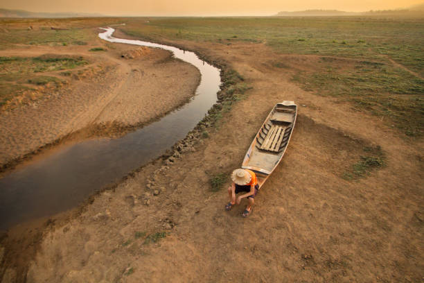 kryzys wodny i skutki zmiany klimatu - scarcity water people land zdjęcia i obrazy z banku zdjęć