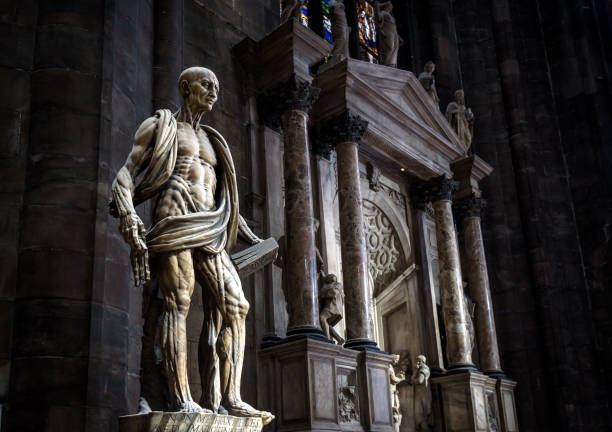 statua di san bartolomeo scorticata all'interno del duomo di milano. statua spaventosa in cupi interni gotici. - church altar indoors dark foto e immagini stock