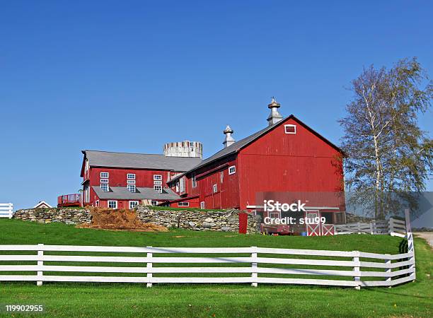Traditionelle Amerikanische Farm Stockfoto und mehr Bilder von Haus im Ranch-Stil - Haus im Ranch-Stil, Agrarbetrieb, Architektur