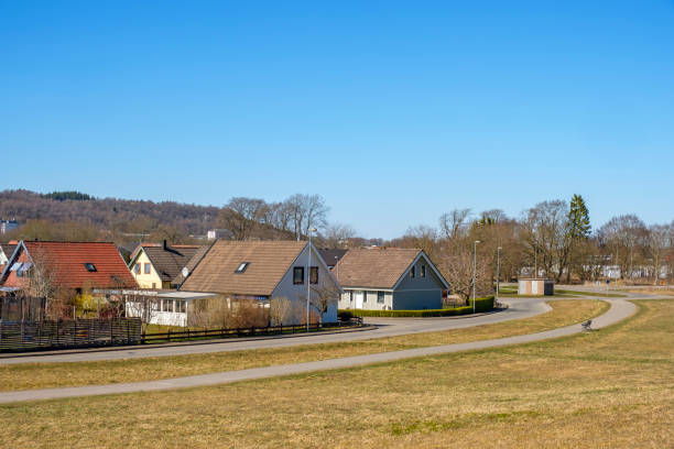 straße mit einfamilienhaus in einer schwedischen idyllischen stadt - clear sky village landscape landscaped stock-fotos und bilder