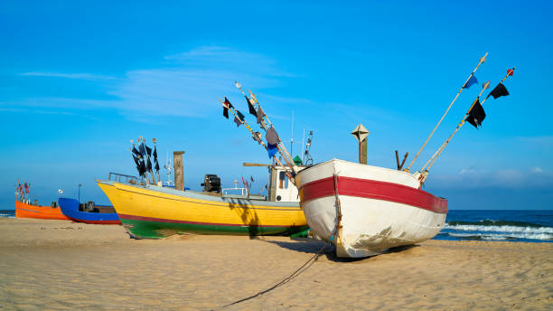 レワル近くのポーランドバルト海沿岸の漁船 - rewal ストックフォトと画像