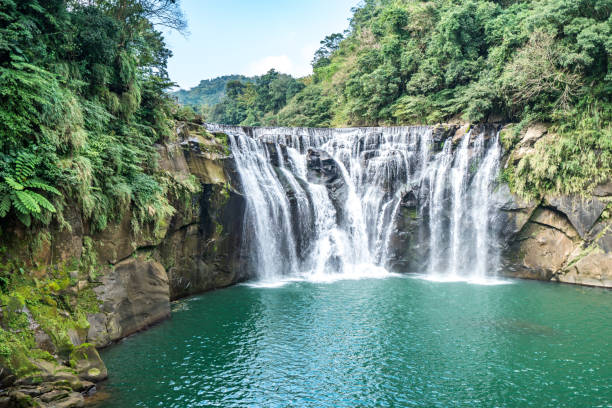 shihfen waterfall, fifteen meters tall and 30 meters wide, it is the largest curtain-type waterfall in taiwan - stream day eastern usa falling water imagens e fotografias de stock