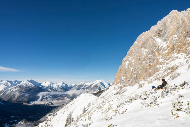 panorama d'hiver du bassin d'ehrwald, dehrwalder sonnenspitze, du massif de wetterstein, d'ammergau et des alpes lechtales du mont issentalkopf, autriche - zugspitze mountain tirol lermoos ehrwald photos et images de collection