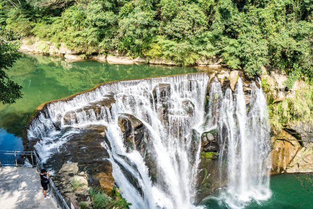 cachoeira de shihfen, quinze medidores de altura e 30 medidores de largura, é a cachoeira a maior do cortina-tipo em formosa - stream day eastern usa falling water - fotografias e filmes do acervo