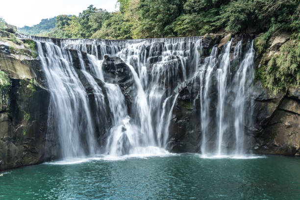 cachoeira de shihfen, quinze medidores de altura e 30 medidores de largura, é a cachoeira a maior do cortina-tipo em formosa - stream day eastern usa falling water - fotografias e filmes do acervo