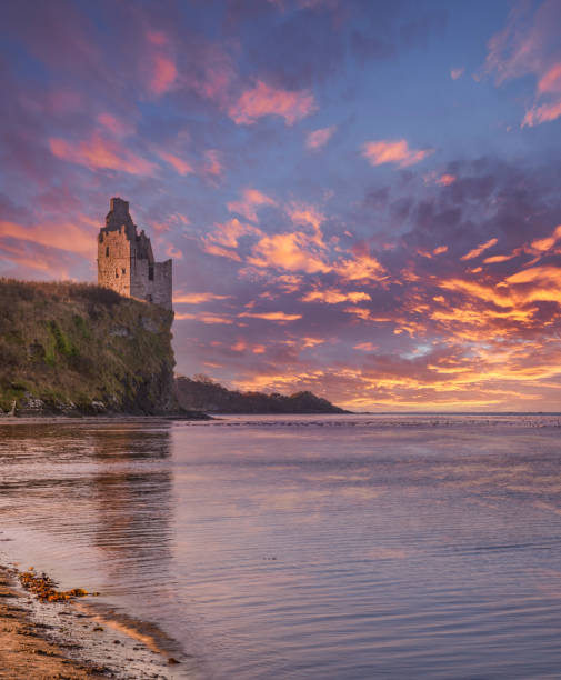 die ruinen auf der burg greenan von ayr scotland bei sonnenuntergang. - british history stock-fotos und bilder