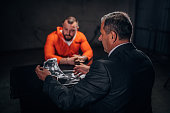 gefangener-und-detektiv.jpg?b=1&s=170x170&k=20&c=pM2KDHCzUBhhiki6KBVMVATI64oitlDQE9xByFi7tdU=