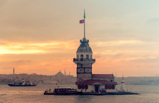 soirée à istanbul, tour de jeune fille ou tour de fille dans la nuit à istanbul sur en turquie - istanbul üsküdar maidens tower tower photos et images de collection