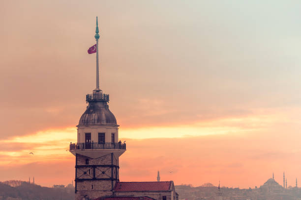 soirée à istanbul, tour de jeune fille ou tour de fille dans la nuit à istanbul sur en turquie - istanbul üsküdar maidens tower tower photos et images de collection