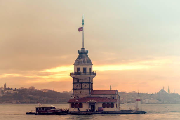 soirée à istanbul, tour de jeune fille ou tour de fille dans la nuit à istanbul sur en turquie - istanbul üsküdar maidens tower tower photos et images de collection