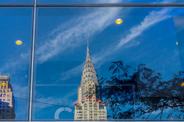 reflexão do edifício de chrysler, manhattan, new york city, eua - chrysler building grand central station built structure midtown manhattan - fotografias e filmes do acervo