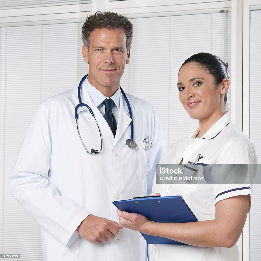 Sorrindo médico e enfermeira - Foto de stock de Adulto royalty-free