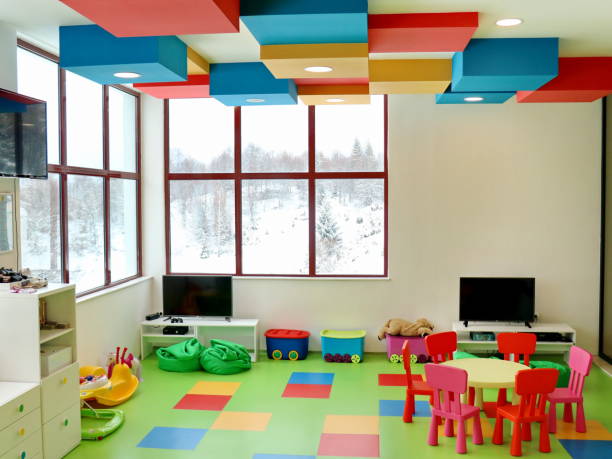 幼児用家具やおもちゃ付きの空の幼稚園の部屋 - プレイルーム ストックフォトと画像