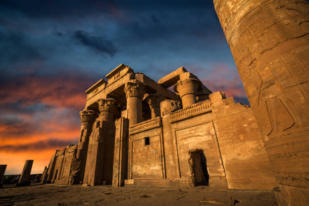 temple de kom ombo pour des dieux d'horus et de sobek, egypte - front view photos et images de collection