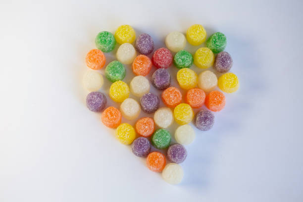 forme multicolore de coeur de gumdrop sur le fond blanc uni - Photo