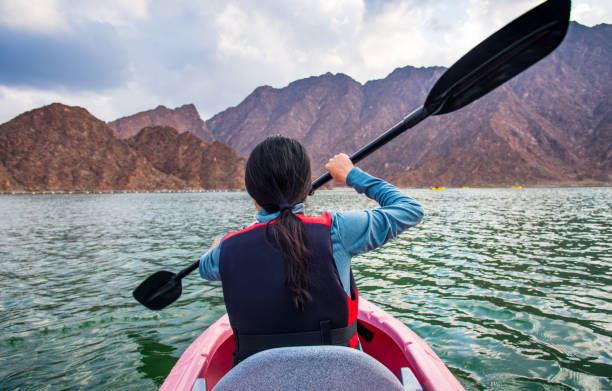 caiaque da mulher em um closeup do lago - travel adventure water oman - fotografias e filmes do acervo