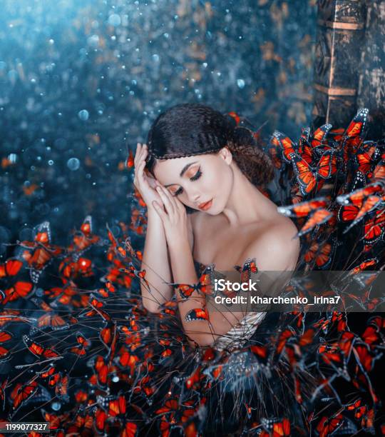 Retrato De La Bella Durmiente Joven Morena Mujer Maquillaje Suave Creativo Moda Vintage Glamoroso Recogido Peinado Retrato De La Bella Durmiente Joven Morena Mujer Maquillaje Suave Creativo Moda Vintage Glamoroso Recogido Peinado