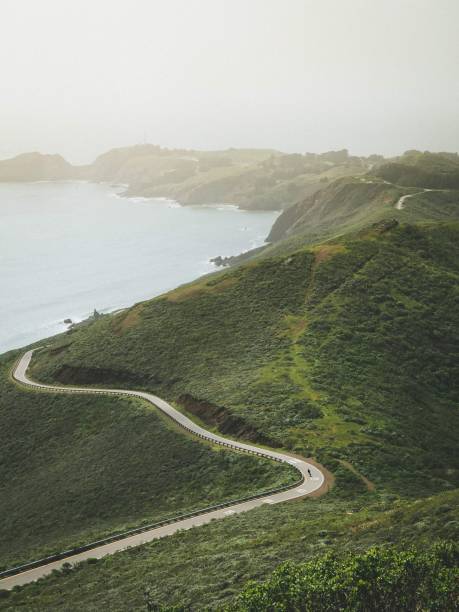 rowerzysta jazda przez krętą drogę marin headland - marin headlands zdjęcia i obrazy z banku zdjęć