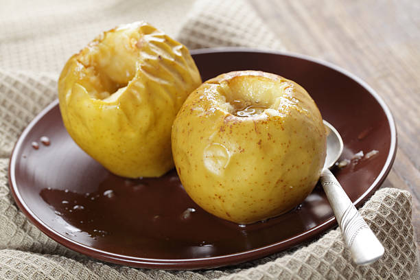 pommes au four - baked apple food meal dessert photos et images de collection