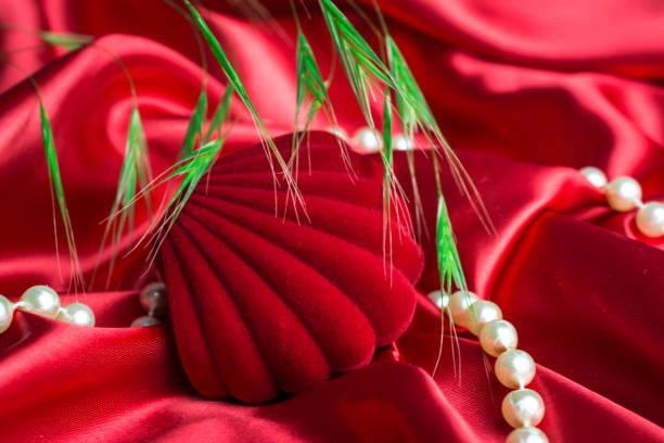 tulipani rosa con anello d'oro in scatola per san valentino - jewelry ring luxury wedding foto e immagini stock