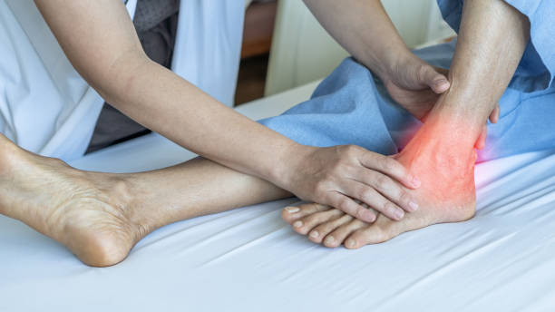 Ankle pain from instability, arthritis, gout, tendonitis, fracture, nerve compression (tarsal tunnel syndrome), infection and poor structural alignment of leg or foot in ageing patient with doctor Ankle pain from instability, arthritis, gout, tendonitis, fracture, nerve compression (tarsal tunnel syndrome), infection and poor structural alignment of leg or foot in ageing patient with doctor tendon photos stock pictures, royalty-free photos & images