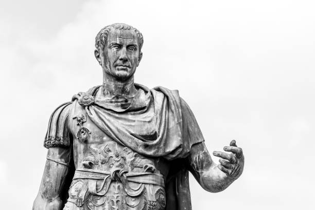 statua dell'imperatore romano giulio cesare al foro romano, roma, italia - copy statue foto e immagini stock