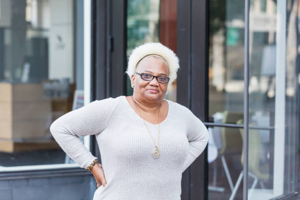 donna afroamericana senior con uno stile unico - necklace horizontal waist up outdoors foto e immagini stock