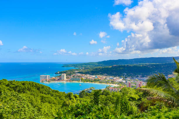 strand und schwimmbad in jamaika - jamaica stock-fotos und bilder