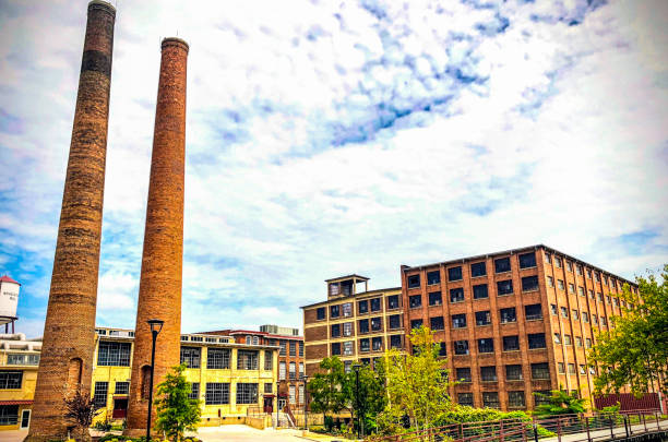 historic revolution cotton mill è stato ristrutturato come un quartiere moderno e di lusso: greensboro, north carolina / stati uniti - 18 luglio 2019 - green cross foto e immagini stock